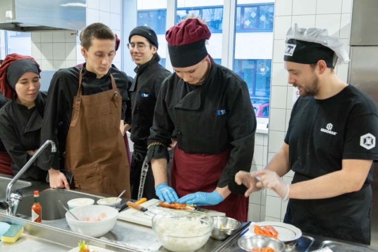 Topošie pavāri apgūst sušī gatavošanas prasmes