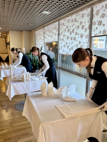 Zināmi SkillsLatvia 2026 finālisti prasmju konkursā “Restorānu serviss”