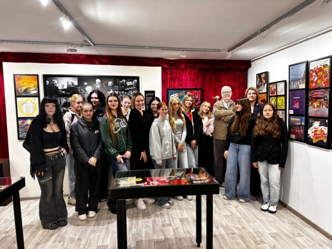Liepājas Valsts tehnikuma audzēknes viesojas Mūzikas telpā-galerijā “Vinilkoks”