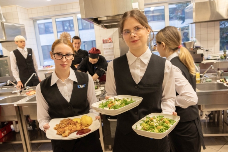 Svētku rosība mācību restorānā “Krīt pārslas, krīt…”