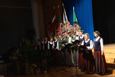Koris dzied tautastērpos