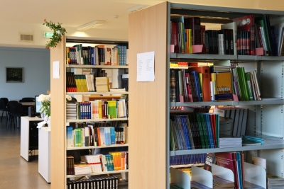 Grāmatu plaukti skolas bibliotēkā