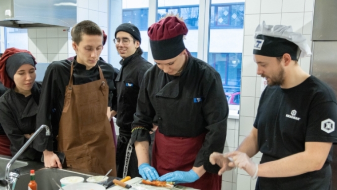 Topošie pavāri apgūst sušī gatavošanas prasmes