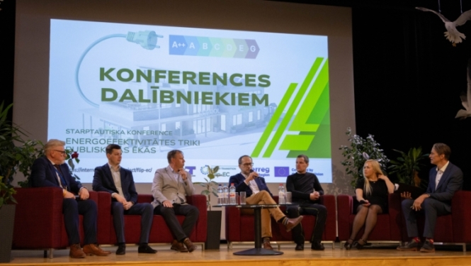 Konferences dalībnieki uz skatuves