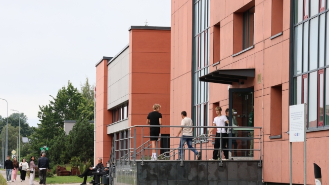 Jaunieši nāk ārā no dienesta viesnīcas