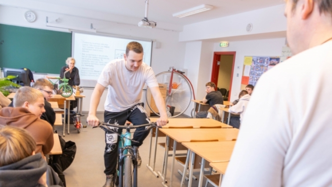 STEM projekta ietvaros audzēkņi fiziku iepazīst caur velosipēda darbību