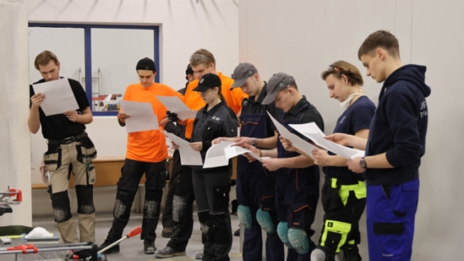 Zināmi SkillsLatvia 2026 finālisti prasmju konkursā “Flīzēšana”