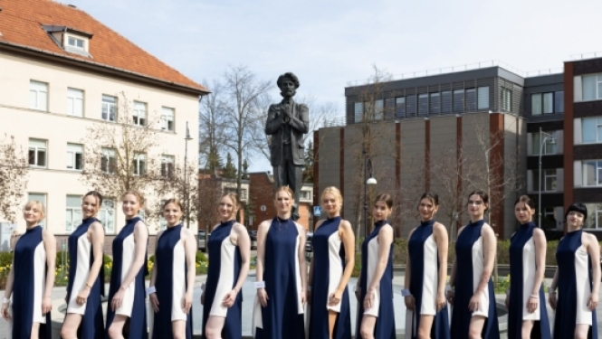 Daudz sievietes vienādās kleitās