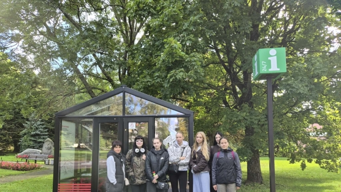 4VS audzēknes pie Grobiņas tūrisma centra