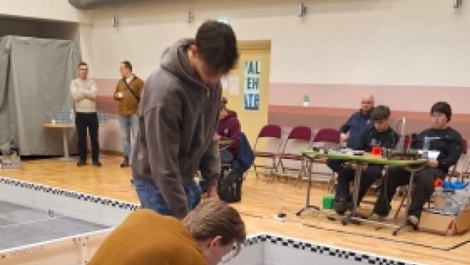 Zināmi SkillsLatvia 2026 finālisti prasmju konkursos “Mobilā robotika” un “Mehatronika”