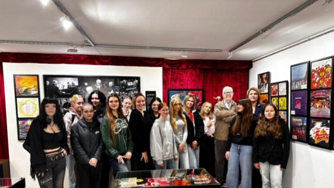 Liepājas Valsts tehnikuma audzēknes viesojas Mūzikas telpā-galerijā “Vinilkoks”