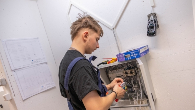 Noskaidroti SkillsLatvia 2026 finālisti prasmju konkursos “Elektriskās instalācijas” un “Kravu pārvadājumi”