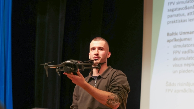 Uzņēmuma pārstāvis ar dronu
