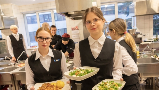 Svētku rosība mācību restorānā “Krīt pārslas, krīt…”