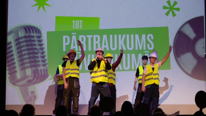 Konkursa dalībnieki uz skatuves
