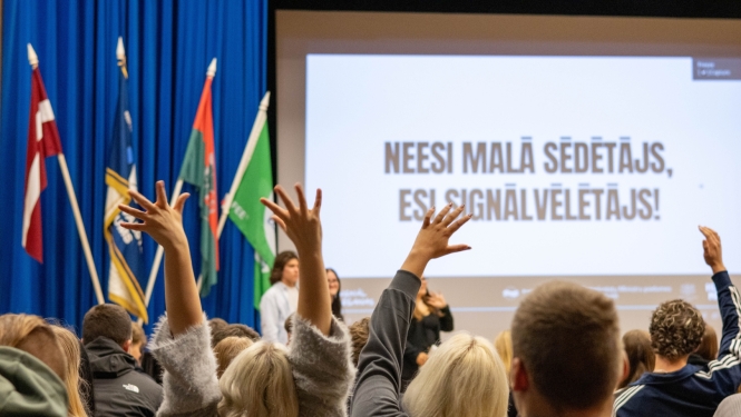 Skolas aktu zālē notiek Signālvēlēšanu apmācības