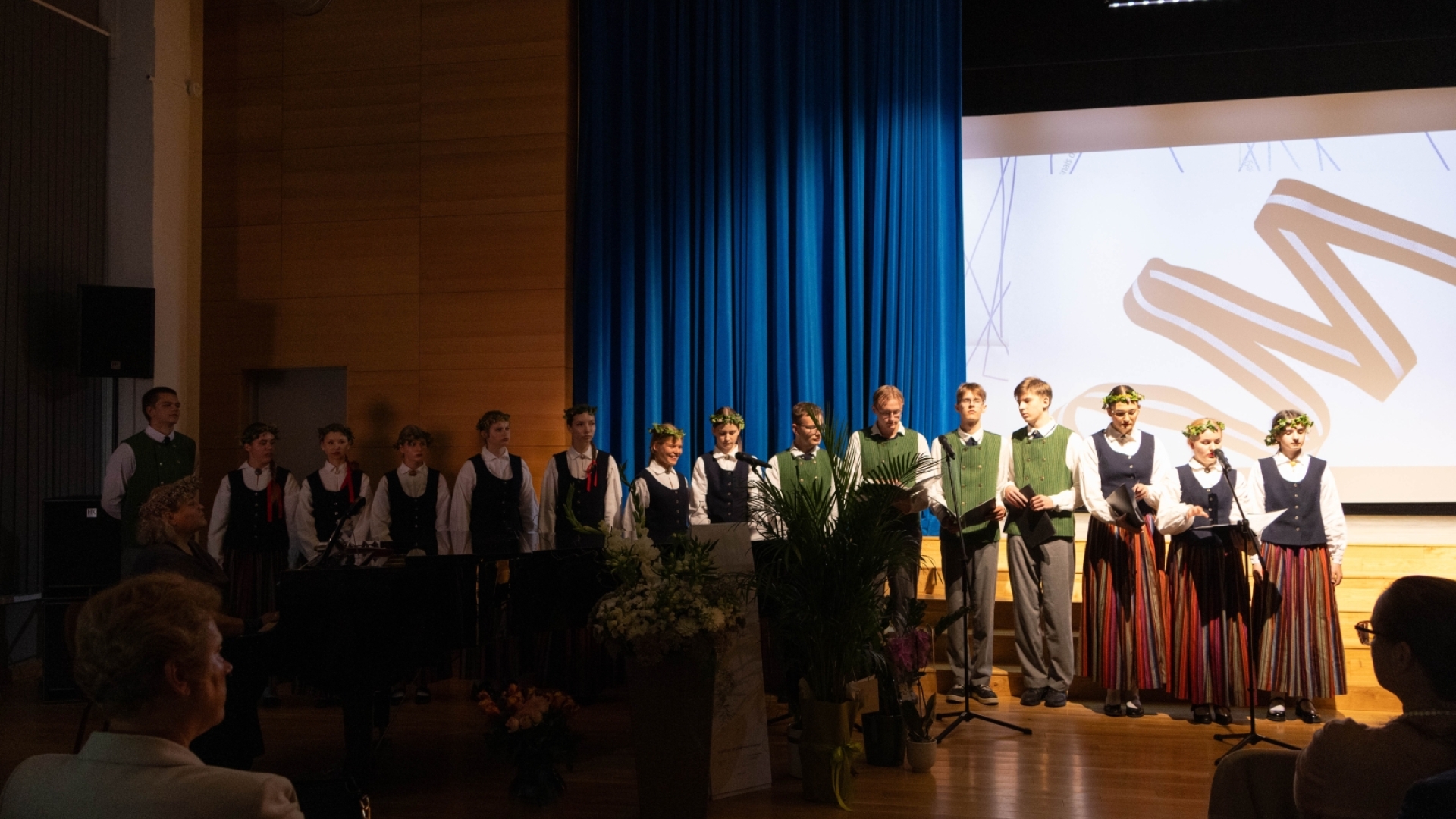 Koris dzied skolas 105. jubilejas pasākumā