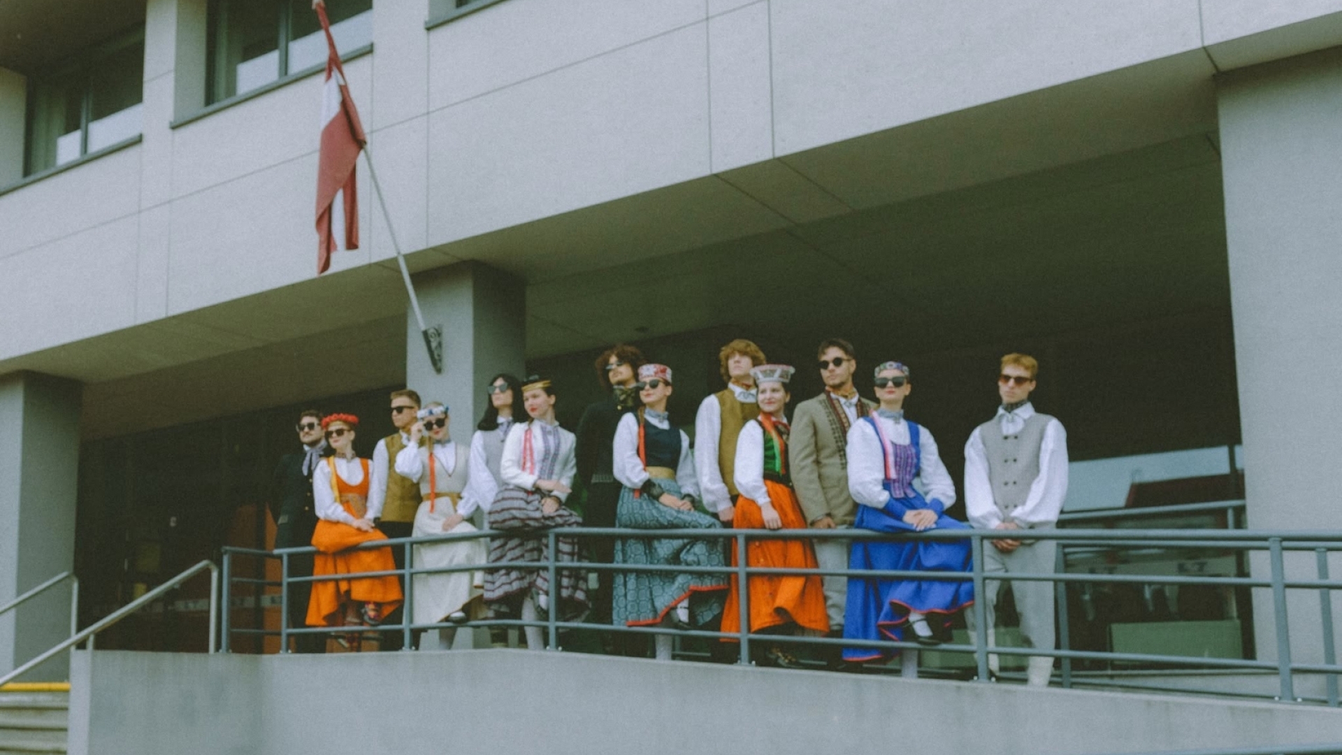 Dejotāji tautastērpos pie skolas