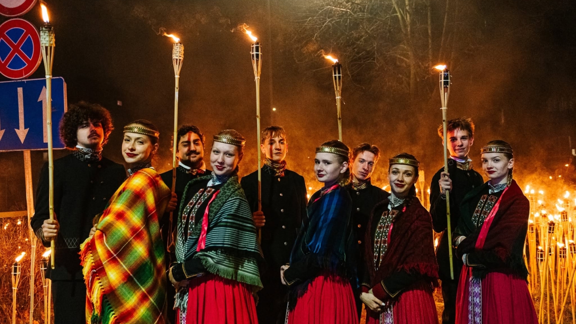 Dejotāji Lāčplēša dienā ar lāpām