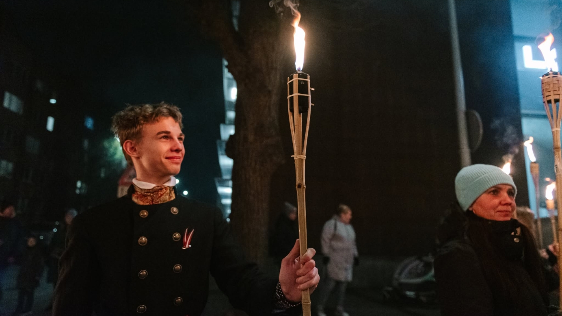 Tautudēls tur rokās lāpu Lāčplēša dienas gājienā