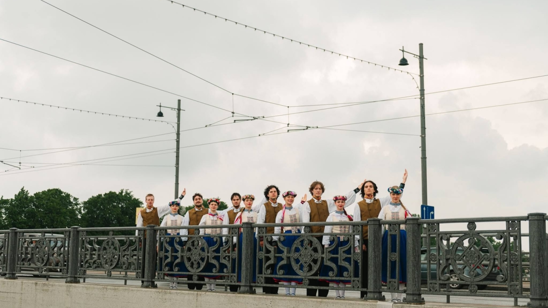 Dejotāji Liepājā uz tramvaja tilta