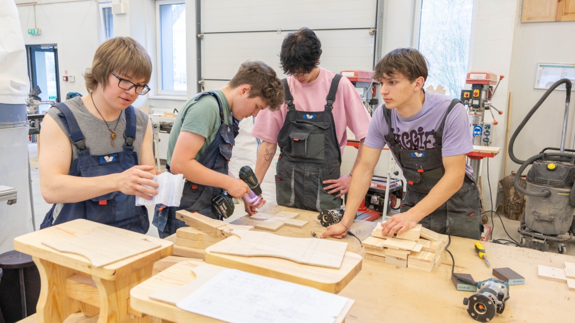 Jaunieši strādā ar rokas instrumentiem