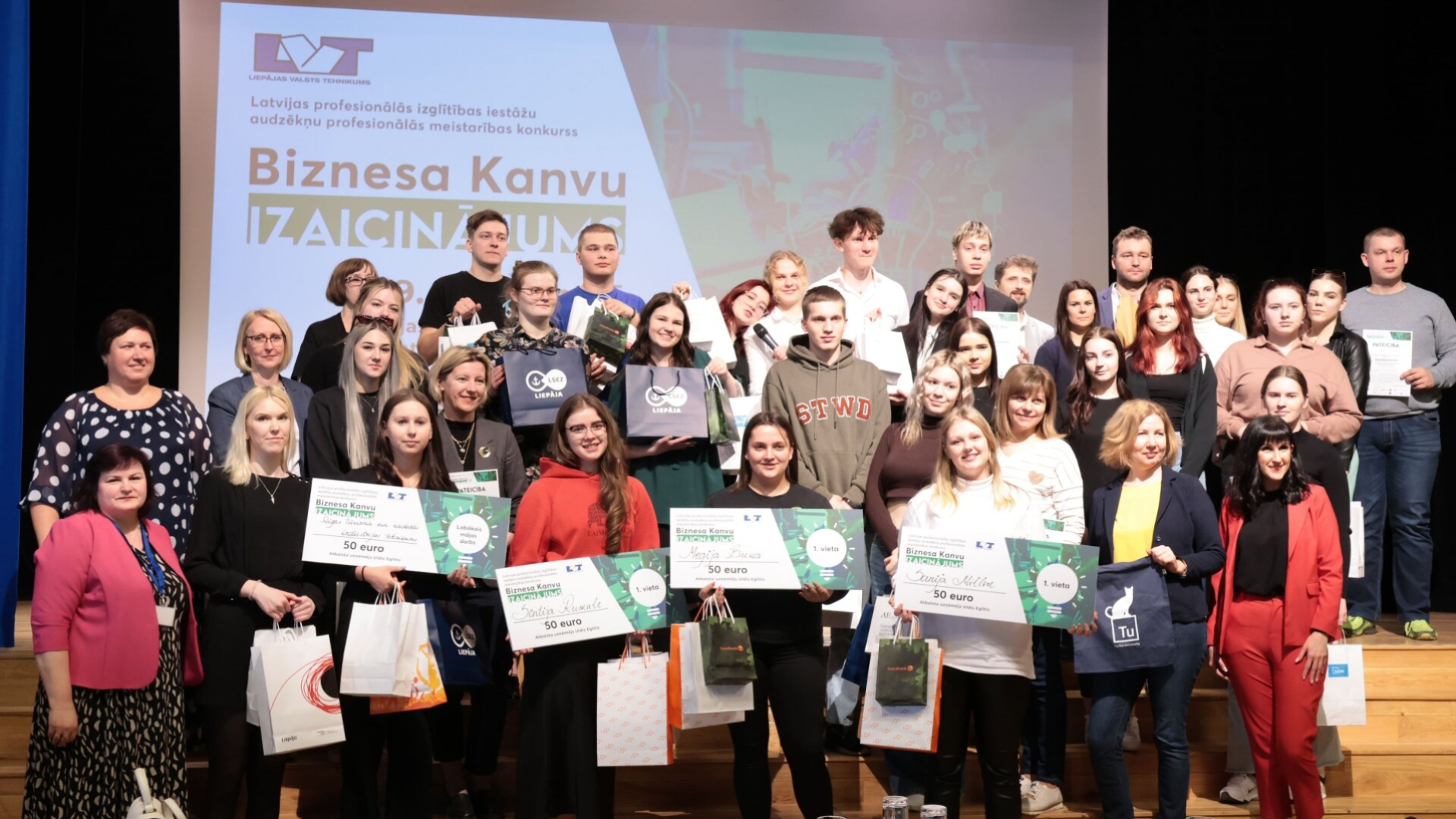 Biznesa kanvu izaicinājuma komandas kopbilde