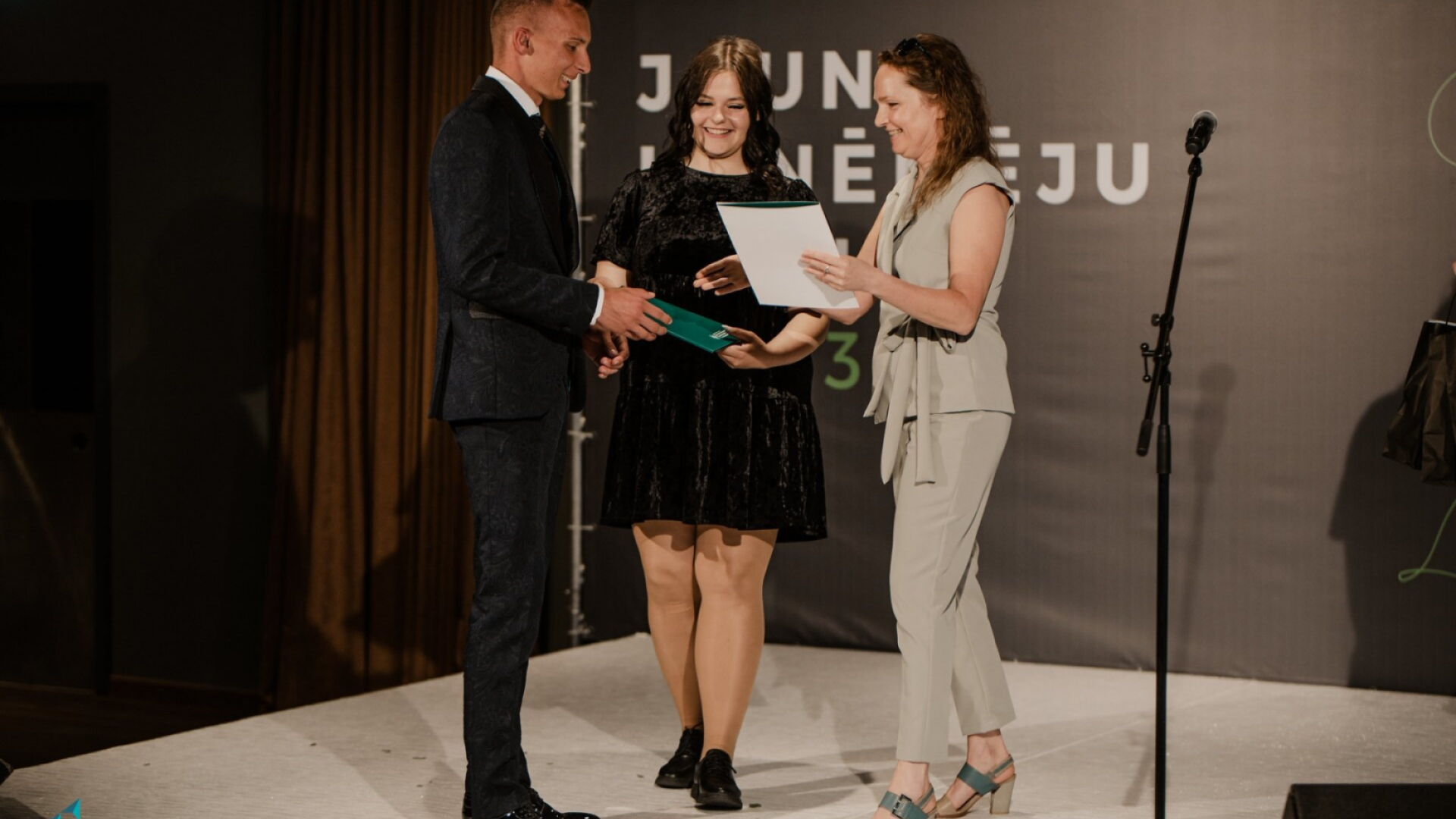 Jauno uzņēmēju apbalvojuma saņemšana
