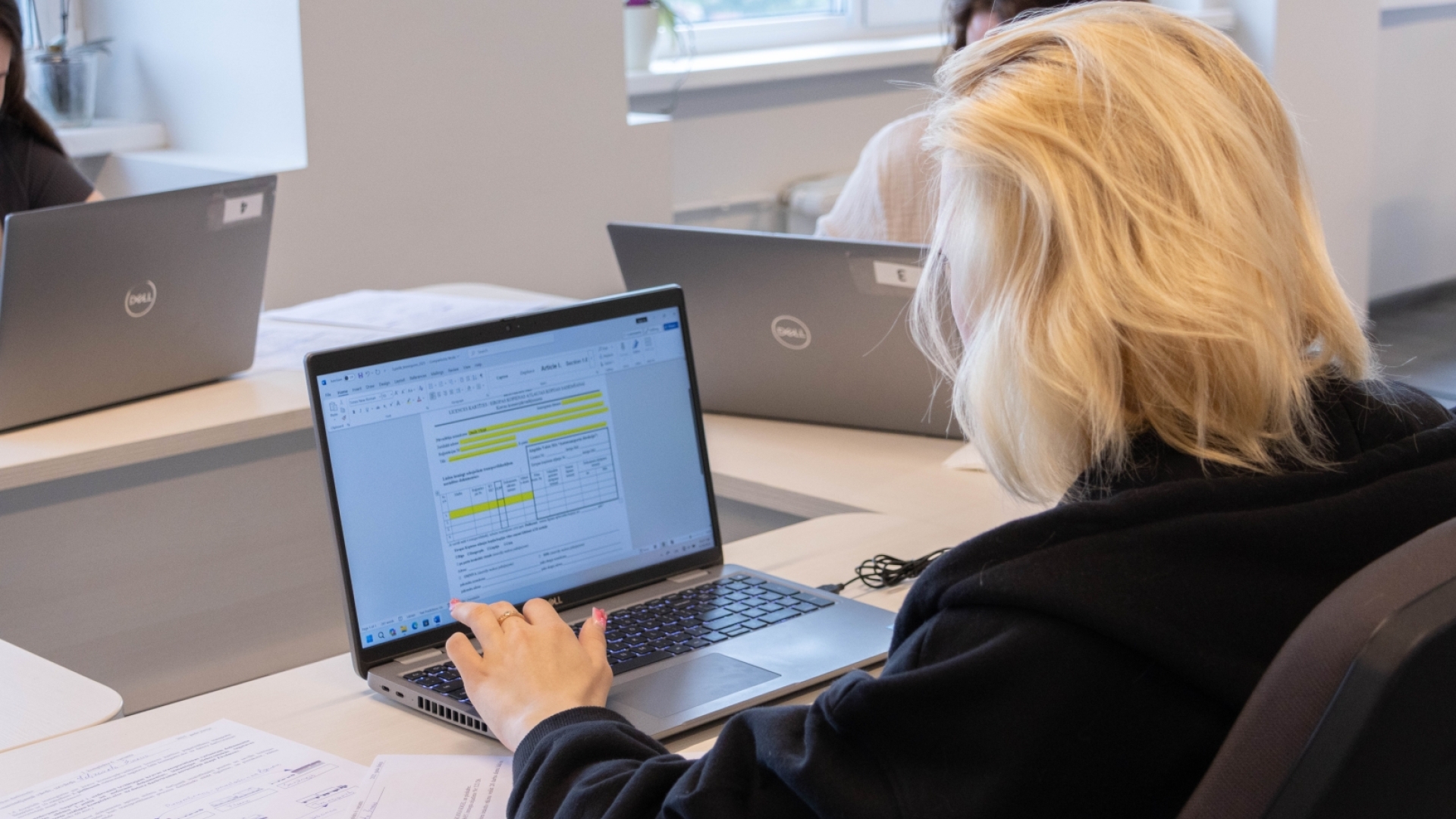 Loģistikas darbiniece strādā pie datora