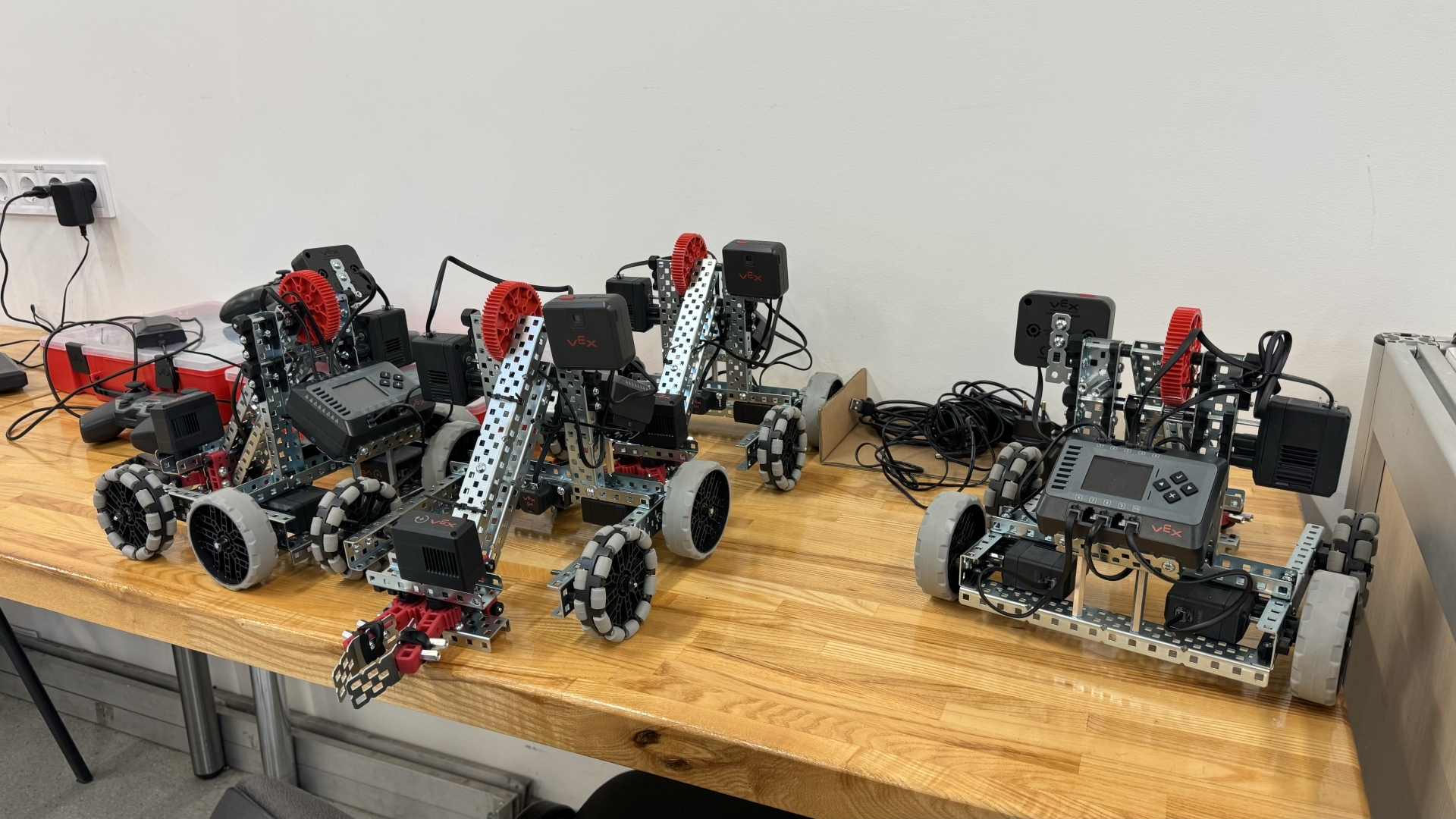 Roboti