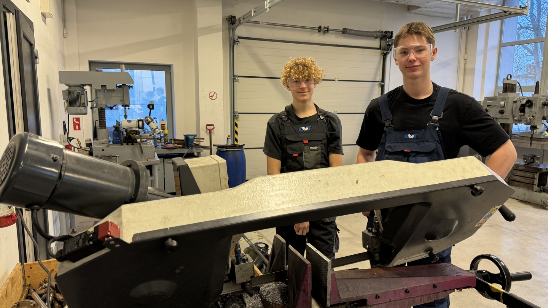 Mehatronisku sistēmu tehniķi pie darbgalda