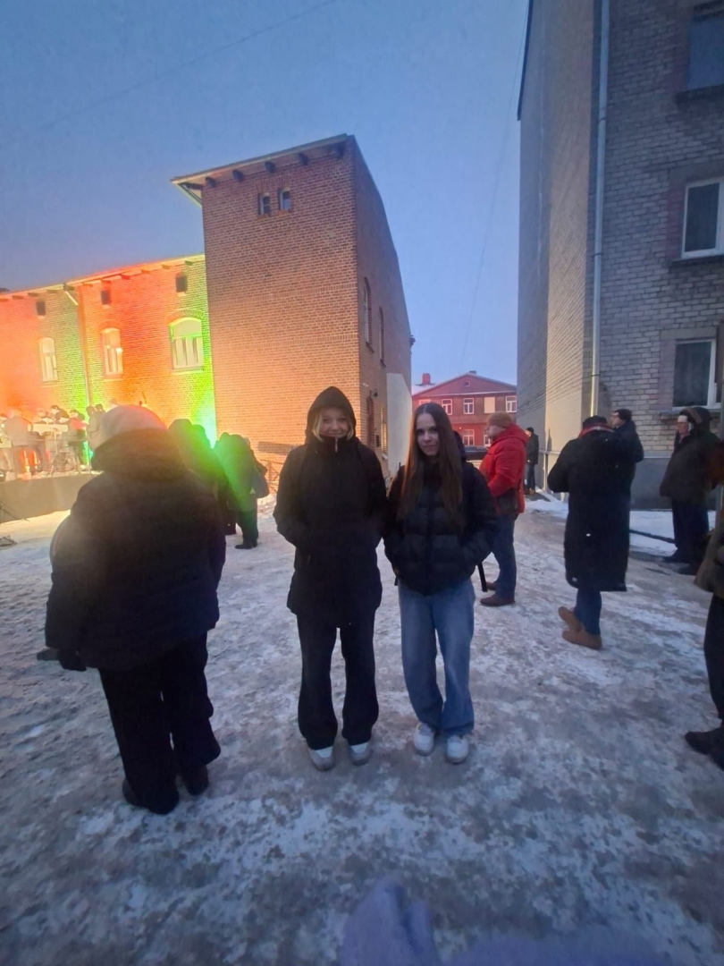 Liepājas Valsts tehnikuma jaunieši godina barikāžu aizstāvjus 35. gadadienā