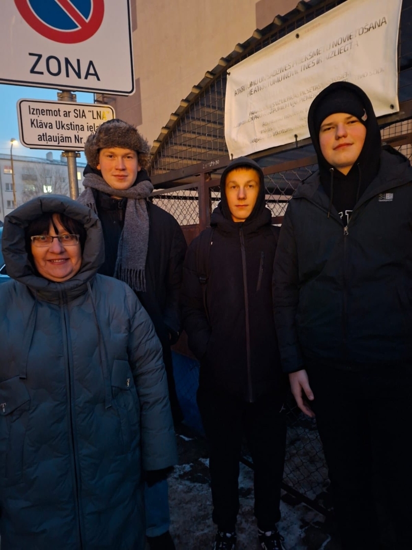Liepājas Valsts tehnikuma jaunieši godina barikāžu aizstāvjus 35. gadadienā