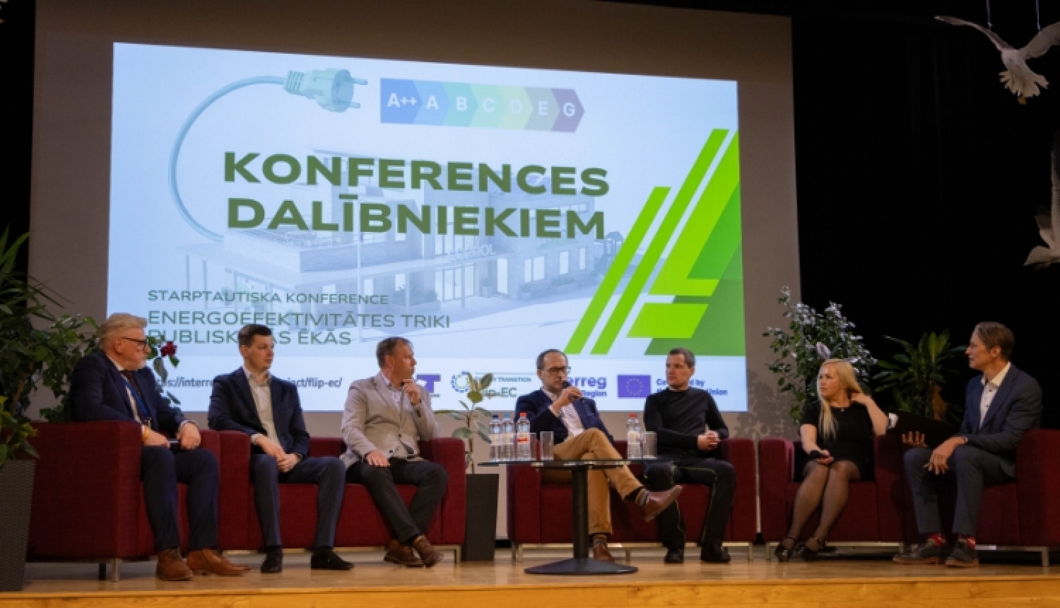 Konferences dalībnieki uz skatuves