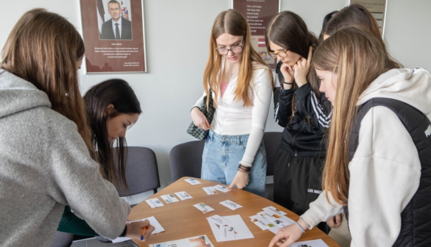 Vairākas meitenes spēlē spēli Zini vai Mini