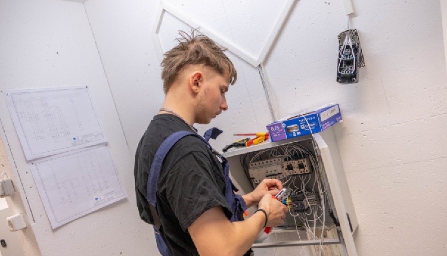 Noskaidroti SkillsLatvia 2026 finālisti prasmju konkursos “Elektriskās instalācijas” un “Kravu pārvadājumi”