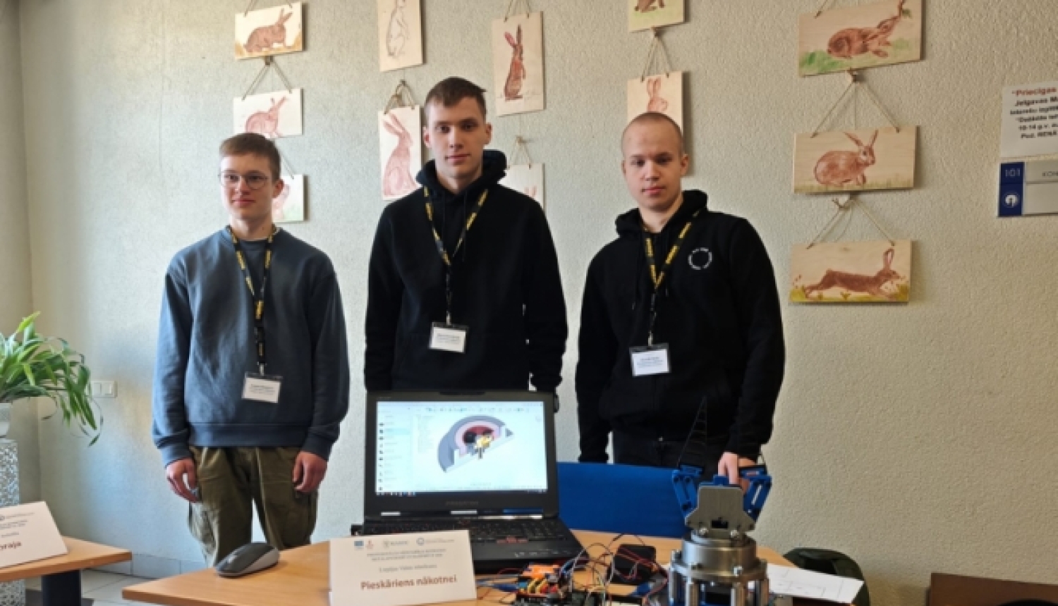 Topošie mehatronisku sistēmu tehniķi pie datora 