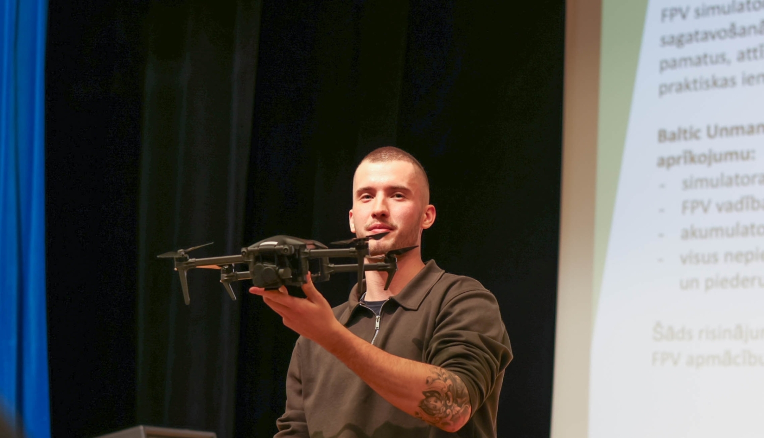 Uzņēmuma pārstāvis ar dronu