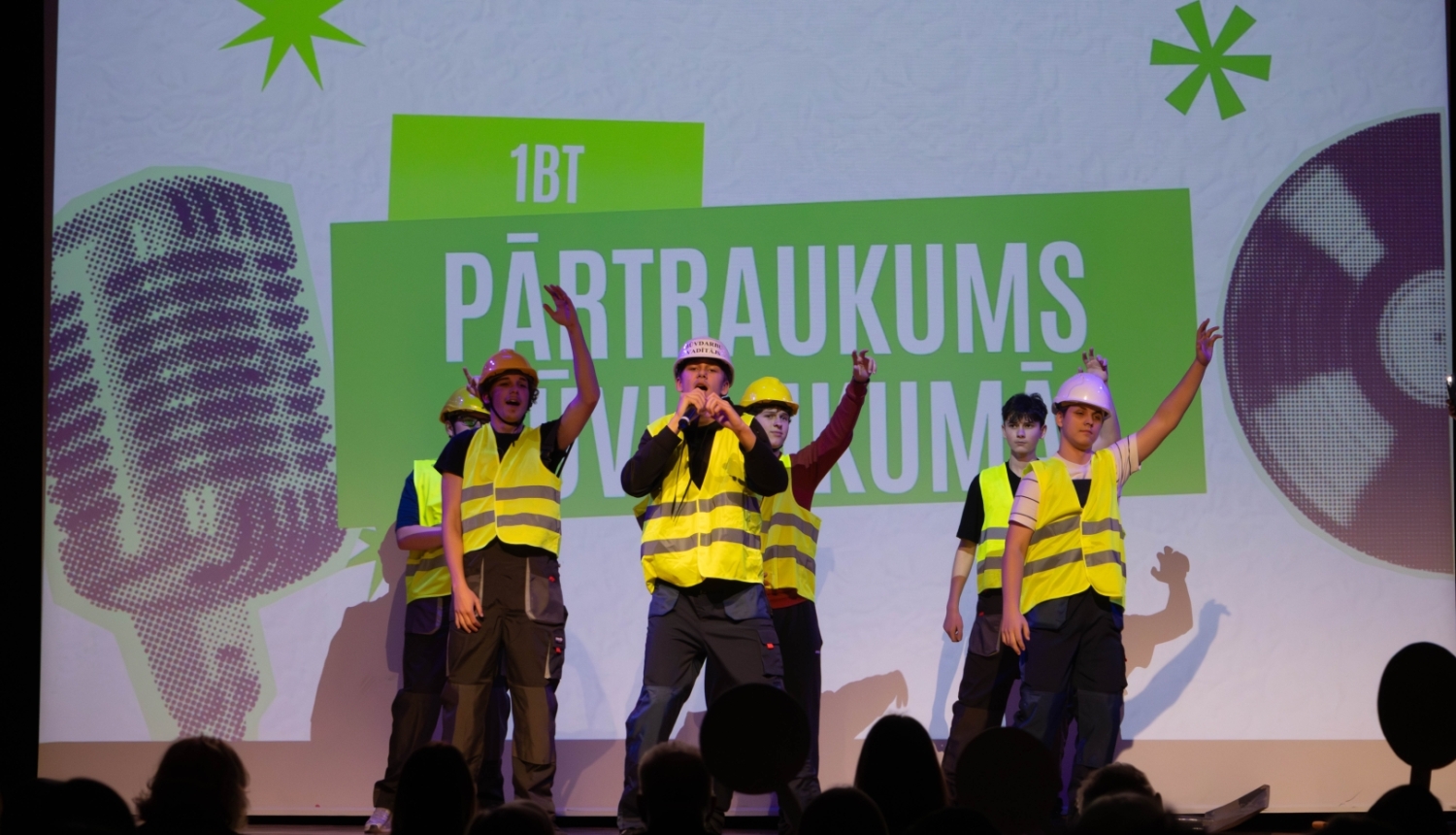 Konkursa dalībnieki uz skatuves