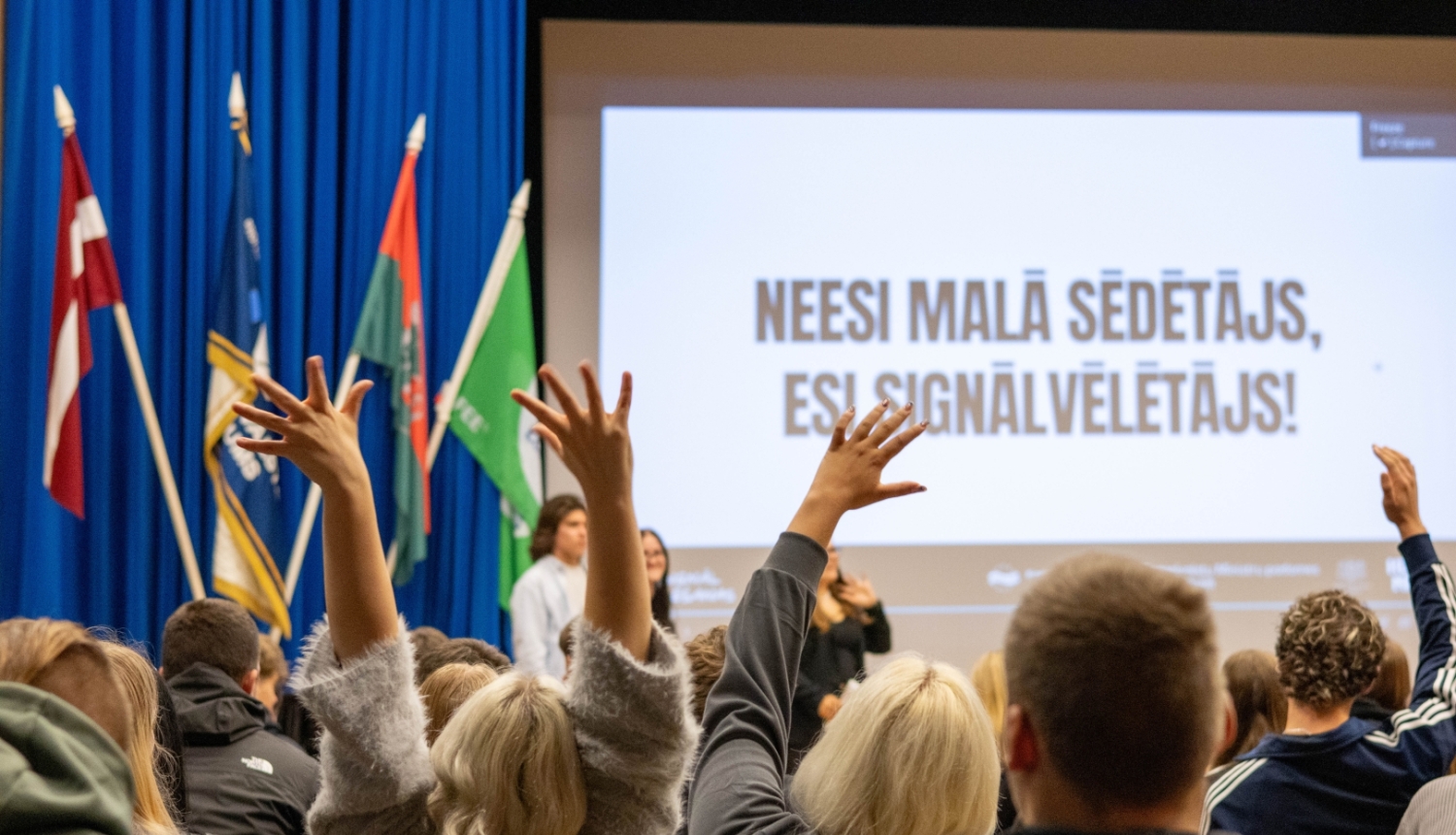Skolas aktu zālē notiek Signālvēlēšanu apmācības