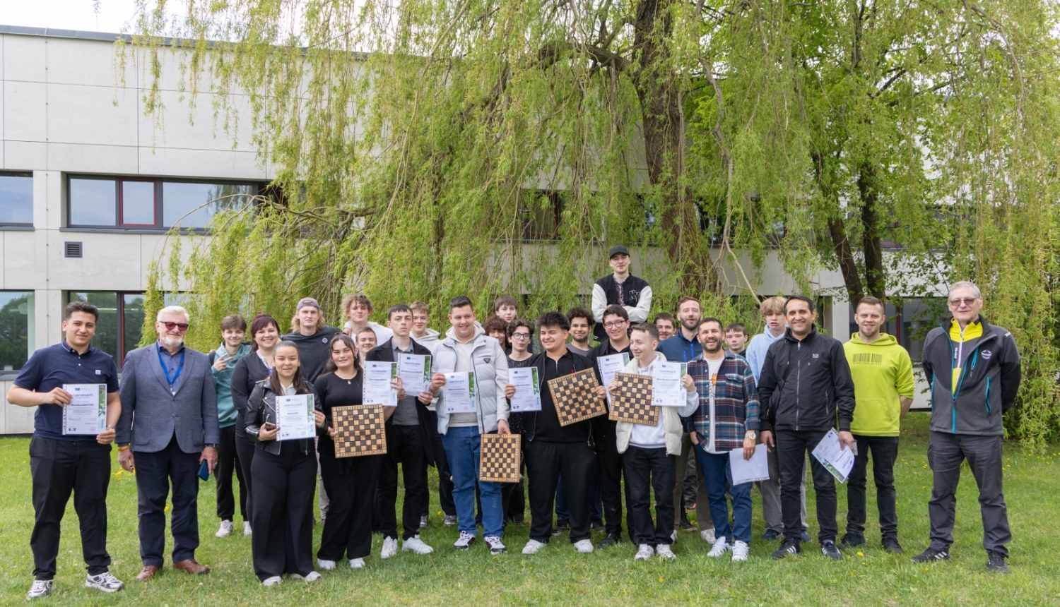 Studenti un pedagogi no Turcijas ar tehnikuma direktoru