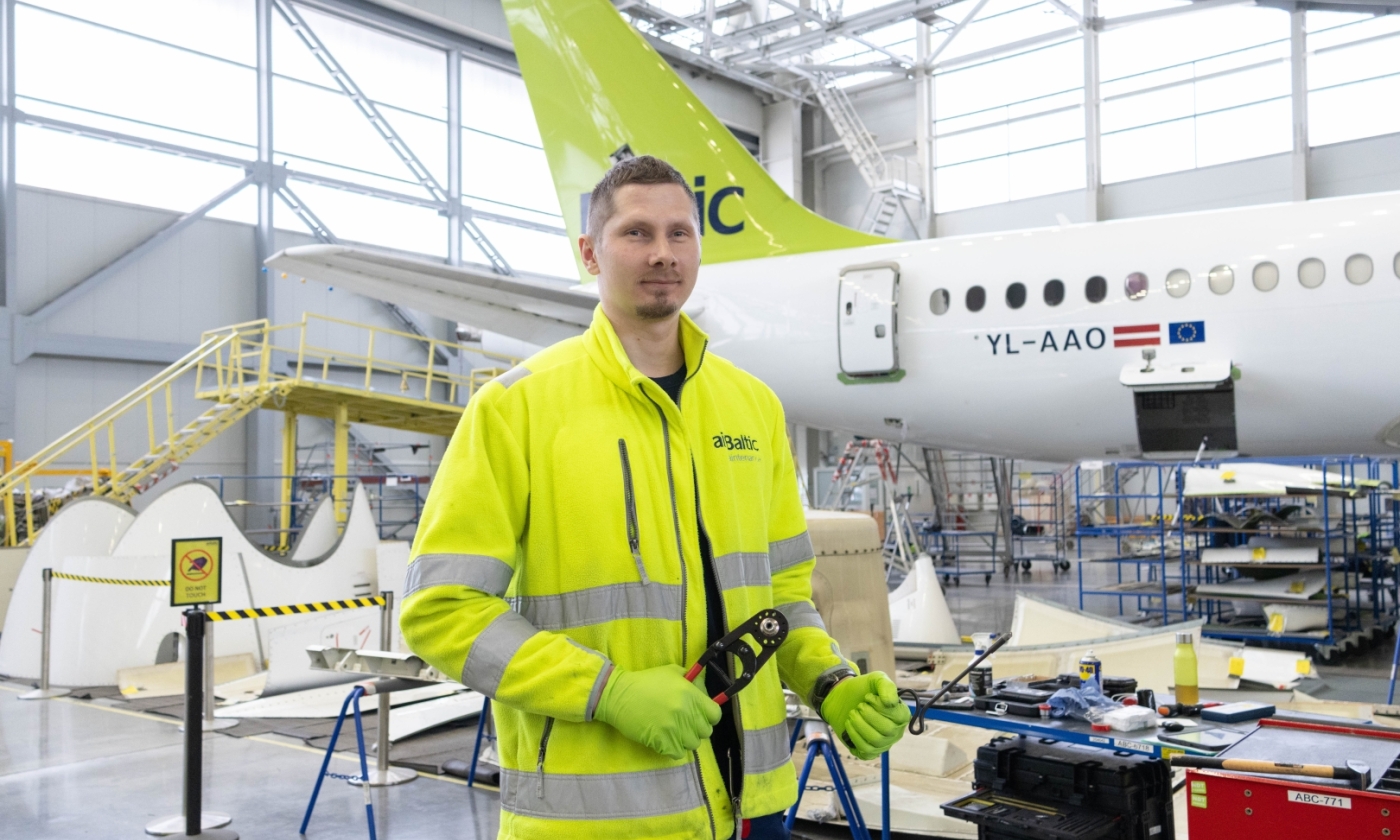 Absolvents airBaltic tehniskajā angārā