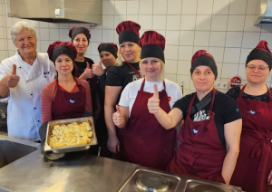 Kopbilde ar dalībniekiem — pavāra tērpos un ar skolotāju