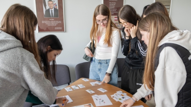 Vairākas meitenes spēlē spēli Zini vai Mini